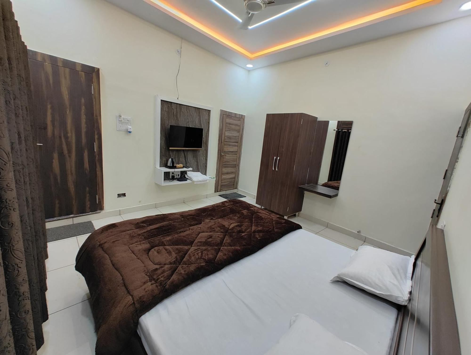 Hotel Jag Laxmi Palace Prime Location Main Road Near Mahakal Temple And Railway Station Ujjain Ngoại thất bức ảnh