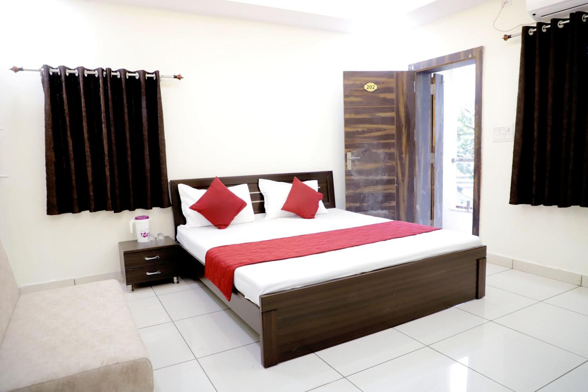 Hotel Jag Laxmi Palace Prime Location Main Road Near Mahakal Temple And Railway Station Ujjain Ngoại thất bức ảnh